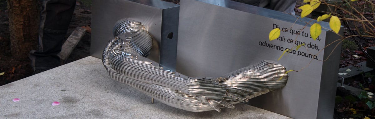 RVS grafkunst met een oog in zijkant rvs blok