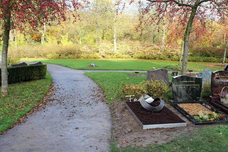 Modern RVS Grafmonument met ring Mobius voor partner Emmeloord