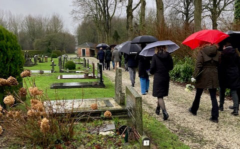 vrienden op weg naar het graf