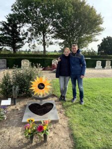 ouders bij het babygraf met zon