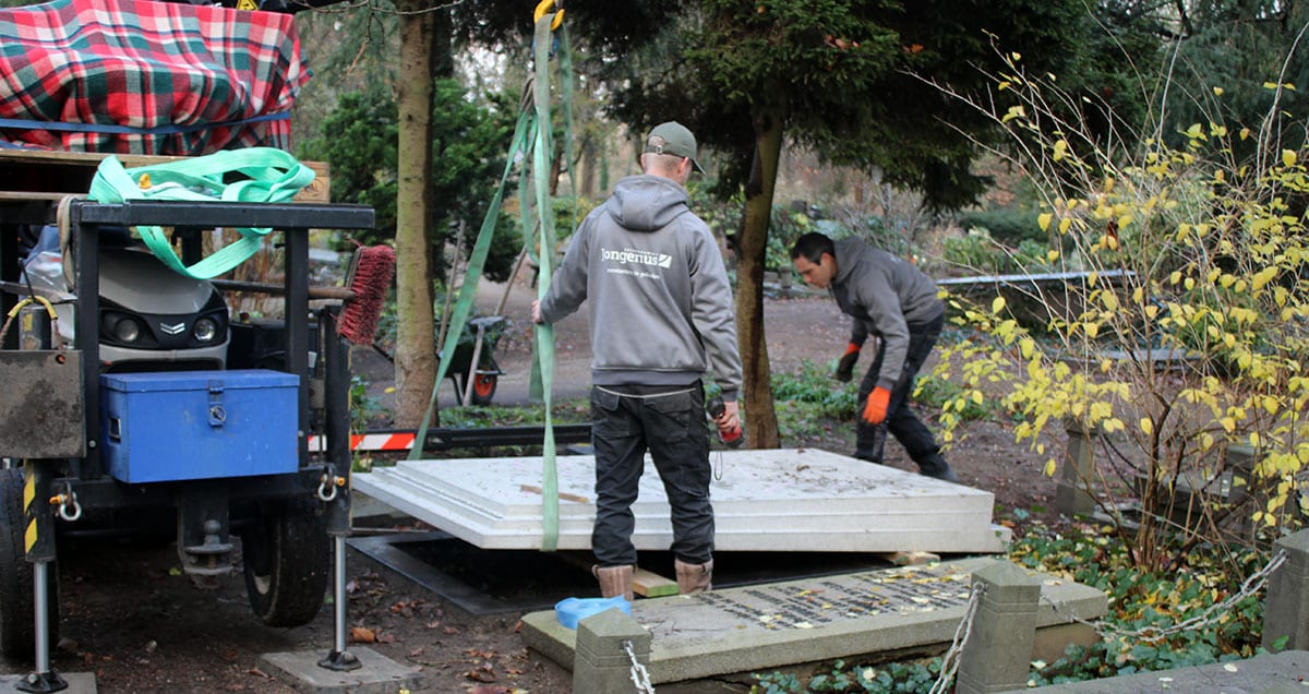 Plaatsen grafmonument door steenhouwerij Jongerius