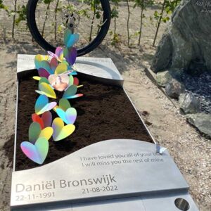 rvs gedenkteken fietswiel en harten2