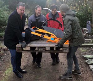 Samen dragen gedenkteken vader