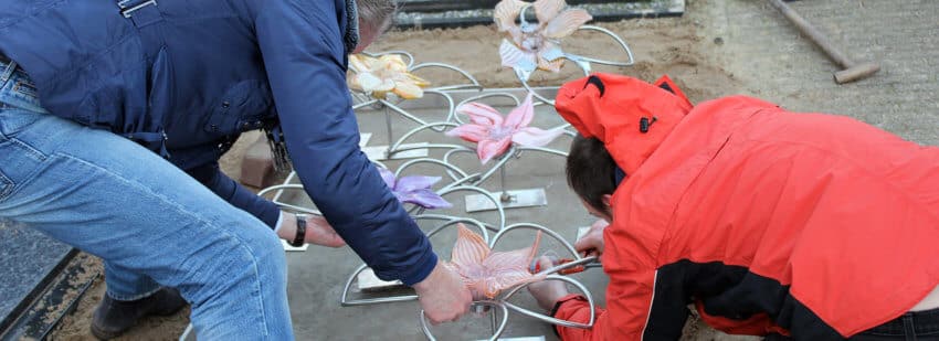 Zelf meehelpen met plaatsen grafmonument vrouw