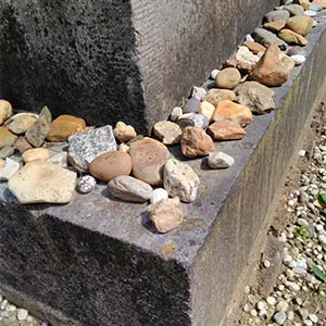 Waarom leggen mensen een steentje op een graf