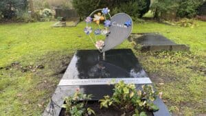 uniek grafmonument met glas en RVS