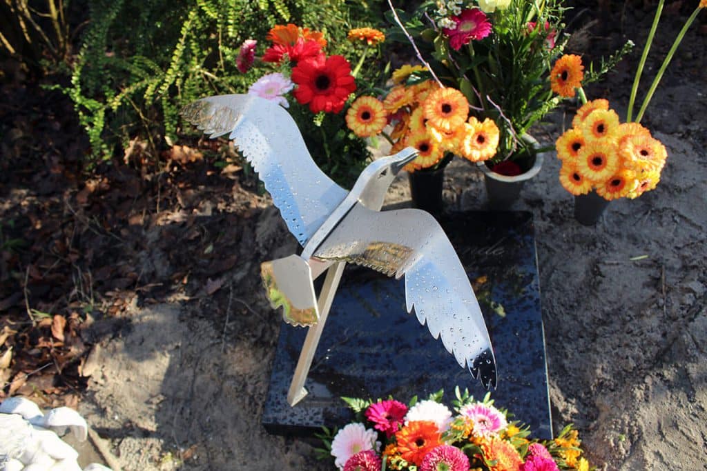 gedenkteken urnengraf met vogel banner