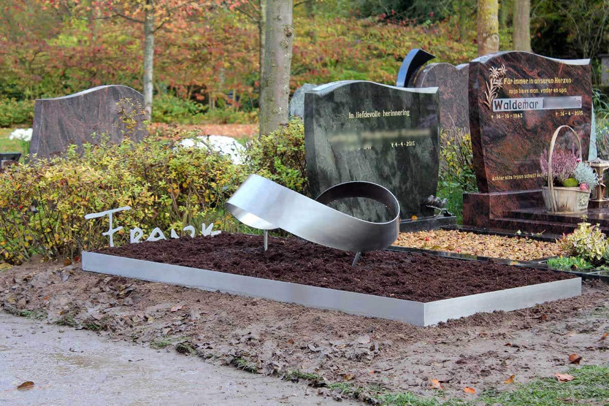 Artistiek RVS Grafmonument met ring Mobius voor partner