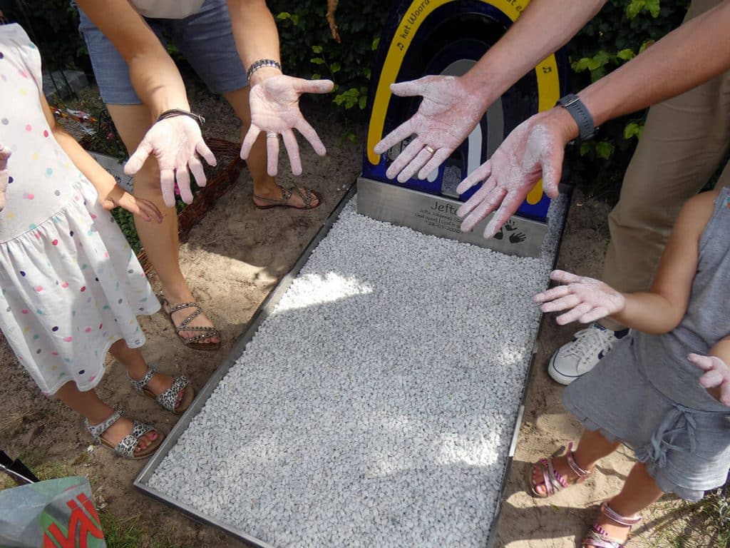 plaatsen kindermonument vieze handen