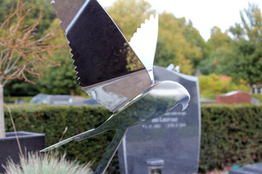 vogel op grafmonument