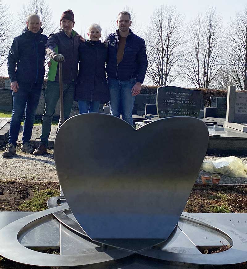 ouders en vrienden bij het graf van hun dierbare