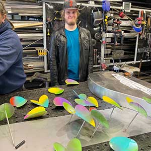 werk in uitvoering gedenkteken gekleurde harten