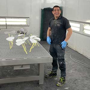 werk in uitvoering gedenkteken harten in spuitcabine