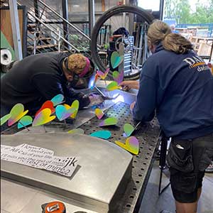 grafmonument in uitvoering - lassen aan het gedenkteken met fietswiel